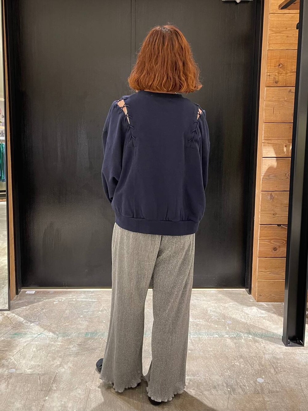 ブラック系のトートバッグ、ブラック系のパンプス、グレー系のその他パンツを着用したレディースの春コーディネートの2枚目の写真