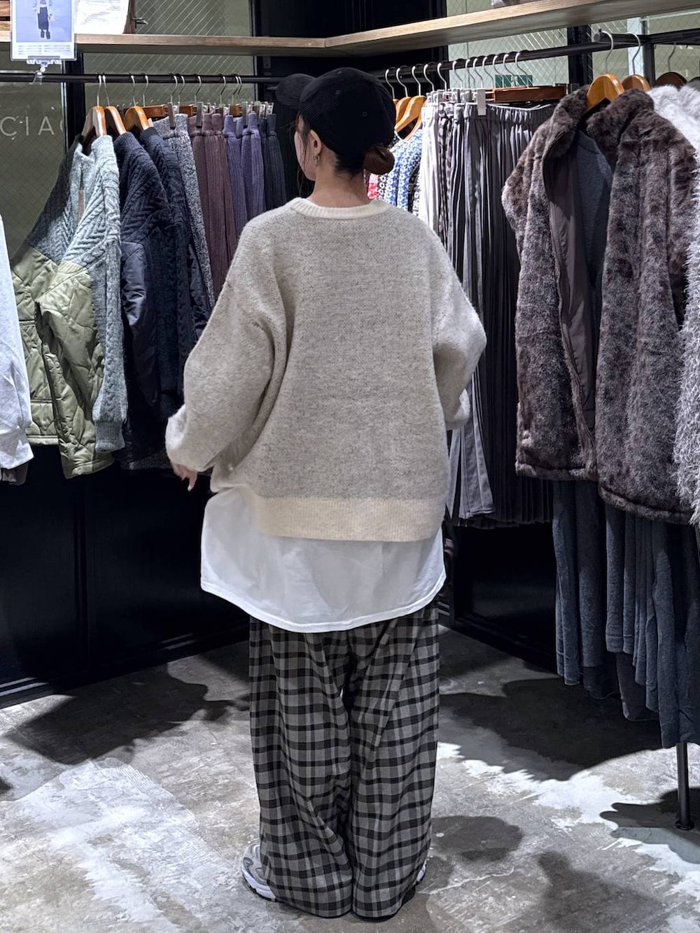 ホワイト系のTシャツ/カットソー、ブラウン系のその他パンツ、ブラウン系のその他アウターを着用したレディースの秋コーディネートの6枚目の写真