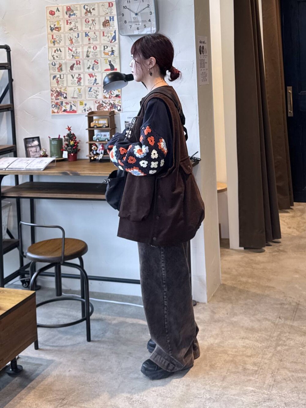 ブルー系のスウェット、ホワイト系のTシャツ/カットソー、ブラウン系のその他パンツを着用したレディースの冬コーディネートの5枚目の写真