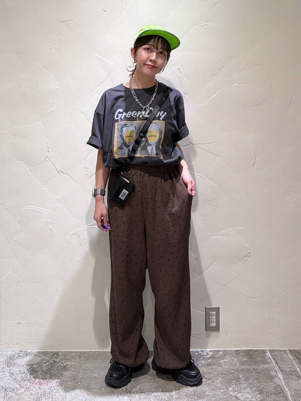 ブラウン系のその他パンツ、グレー系のTシャツ/カットソー、ブラック系の財布を着用したレディースの夏コーディネートの6枚目の写真