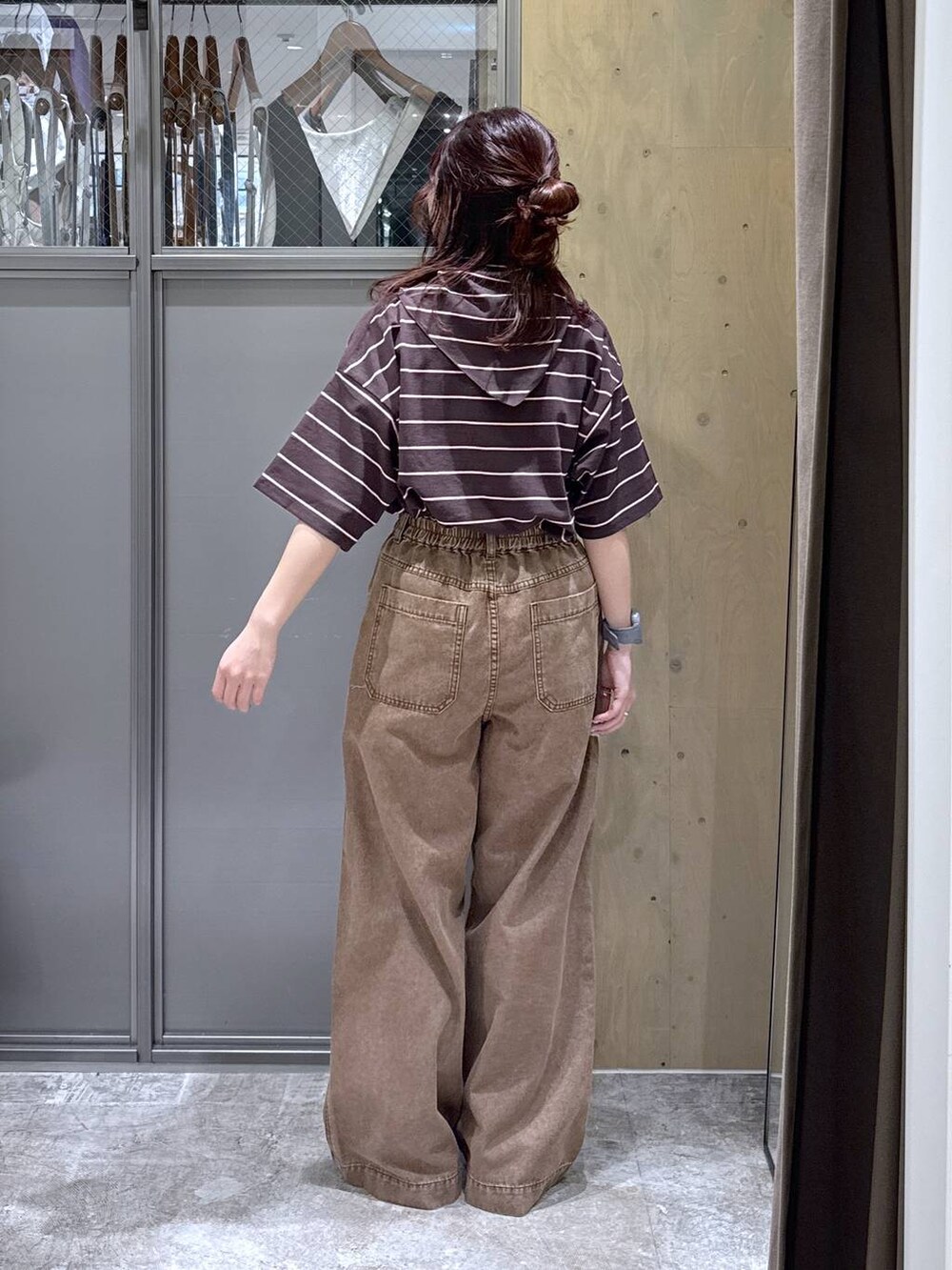 ブラック系のスニーカー、ブラウン系のTシャツ/カットソー、ベージュ系のその他パンツを着用したレディースの春コーディネートの4枚目の写真