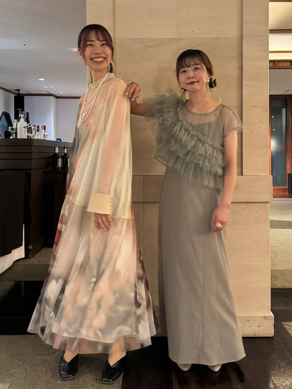 グリーン系のドレス、ブラック系のキャミソールを着用したレディースの夏コーディネートの4枚目の写真