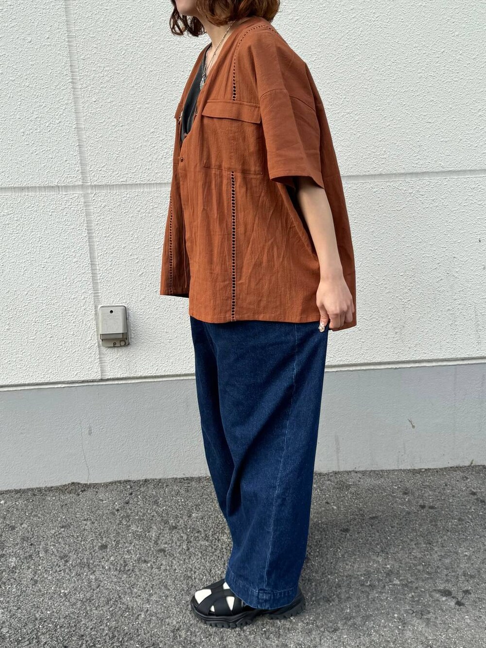 ブラック系のサンダル、その他のネックレスを着用したレディースの春コーディネートの3枚目の写真