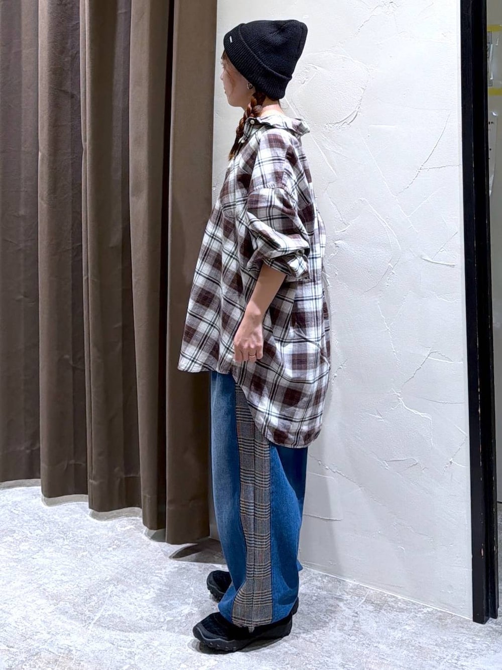 ブラウン系のデニムパンツ、ブラック系のバレエシューズ、ベージュ系のシャツ/ブラウスを着用したレディースの秋コーディネートの2枚目の写真
