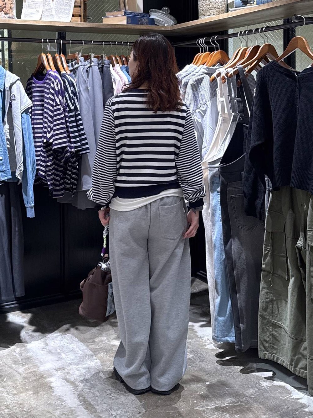 ブラック系のスニーカー、グレー系のスウェットパンツ、その他のショルダーバッグを着用したレディースの冬コーディネートの4枚目の写真