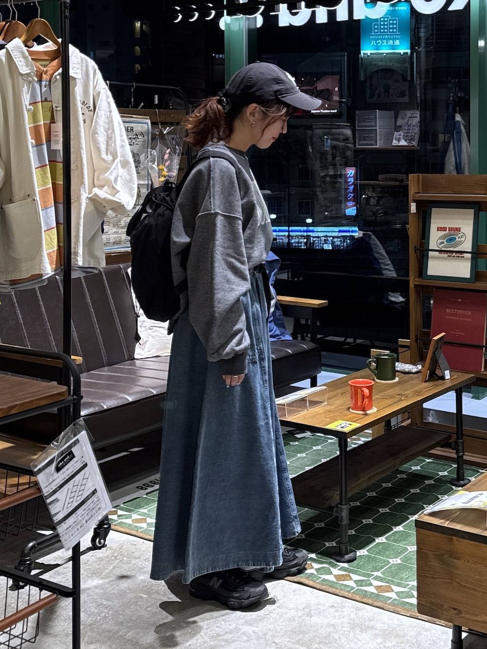 ブルー系のスカート、グレー系のTシャツ/カットソー、ブラック系のバックパック/リュックを着用したレディースの春コーディネートの5枚目の写真