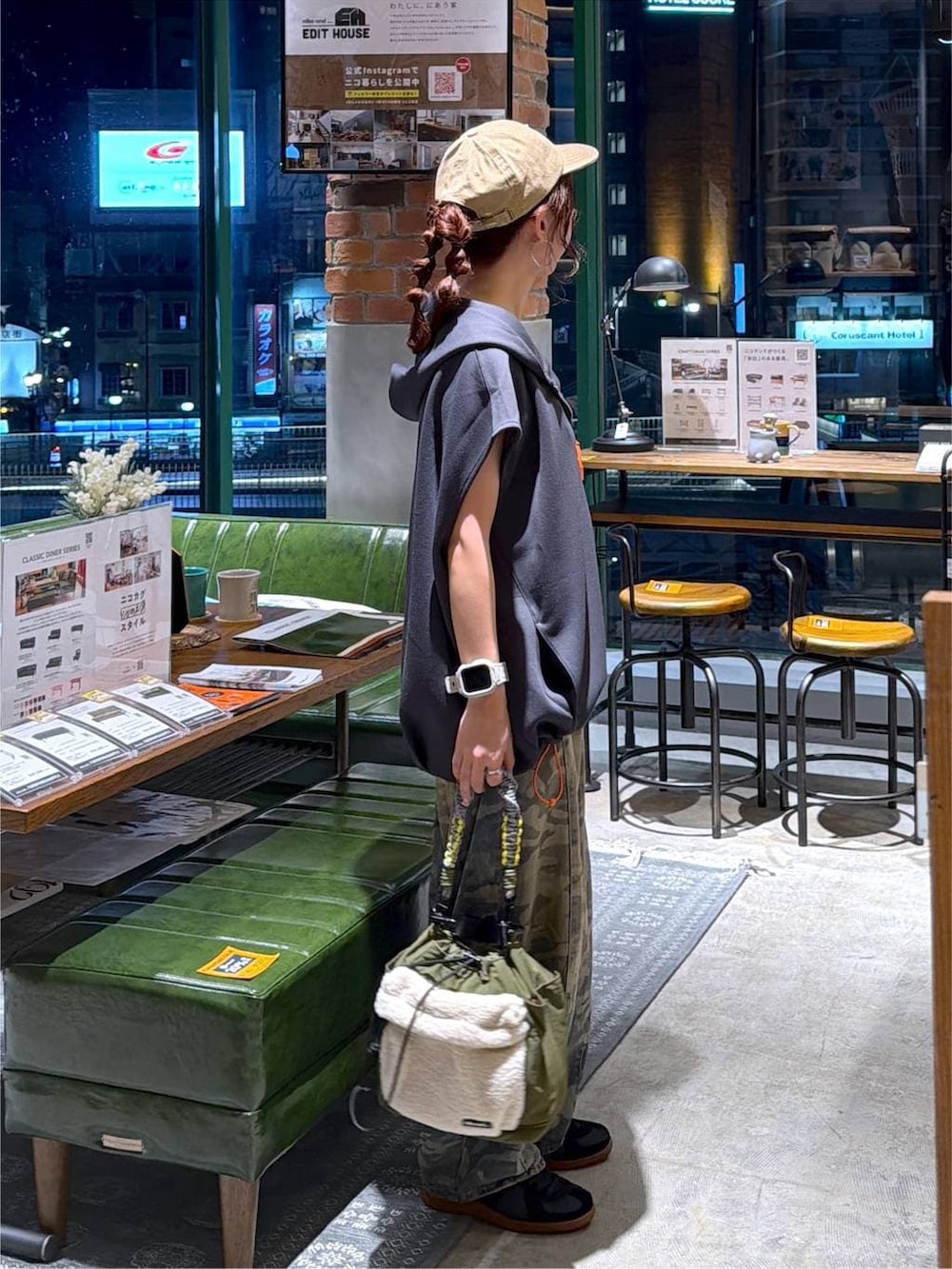 グレー系のベスト、グリーン系のデニムパンツ、グリーン系のショルダーバッグを着用したレディースの夏コーディネートの5枚目の写真