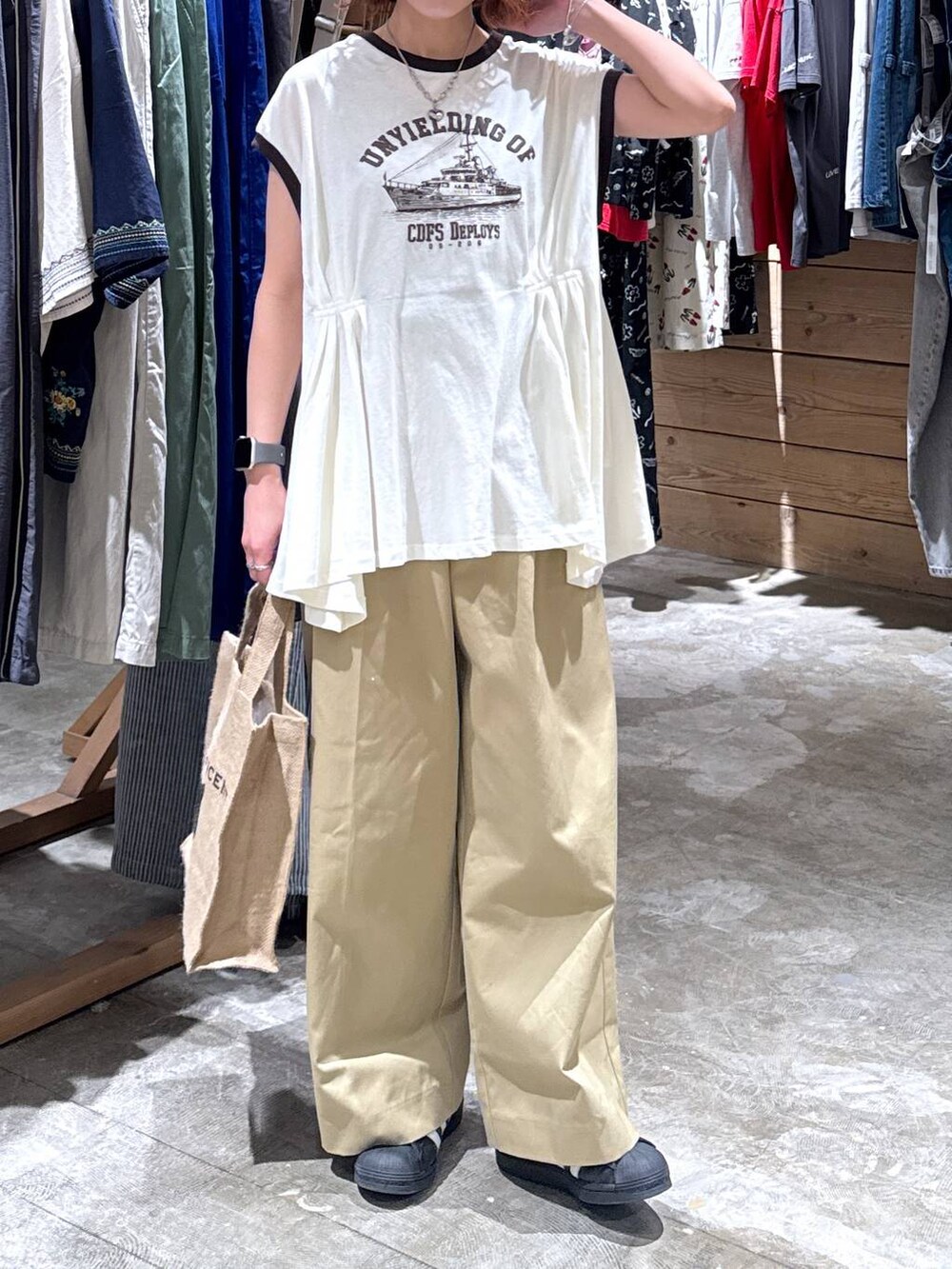 ベージュ系のチノパンツ、ホワイト系のTシャツ/カットソー、ブラック系のトートバッグを着用したレディースの夏コーディネートの5枚目の写真