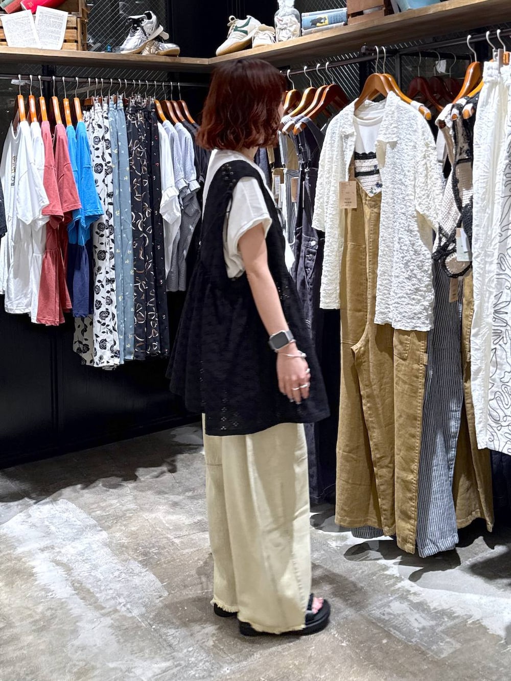 ベージュ系のその他パンツ、ブラック系のベスト、ブラック系のサンダルを着用したレディースの夏コーディネートの6枚目の写真