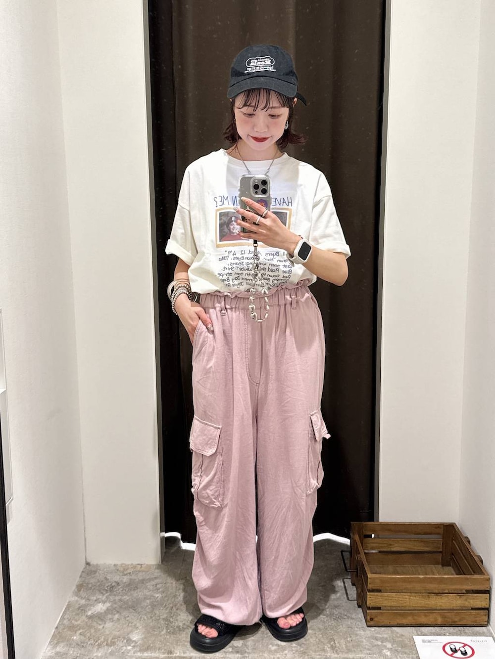 ピンク系のカーゴパンツ、ホワイト系のTシャツ/カットソーを着用したレディースの夏コーディネートの3枚目の写真