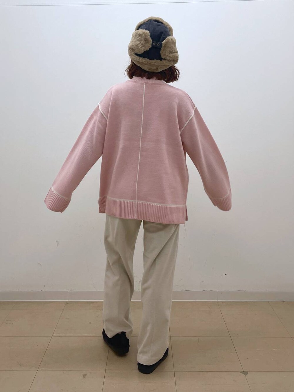 ブラック系のその他シューズ、ベージュ系のその他パンツ、ピンク系のニット/セーターを着用したレディースの冬コーディネートの7枚目の写真