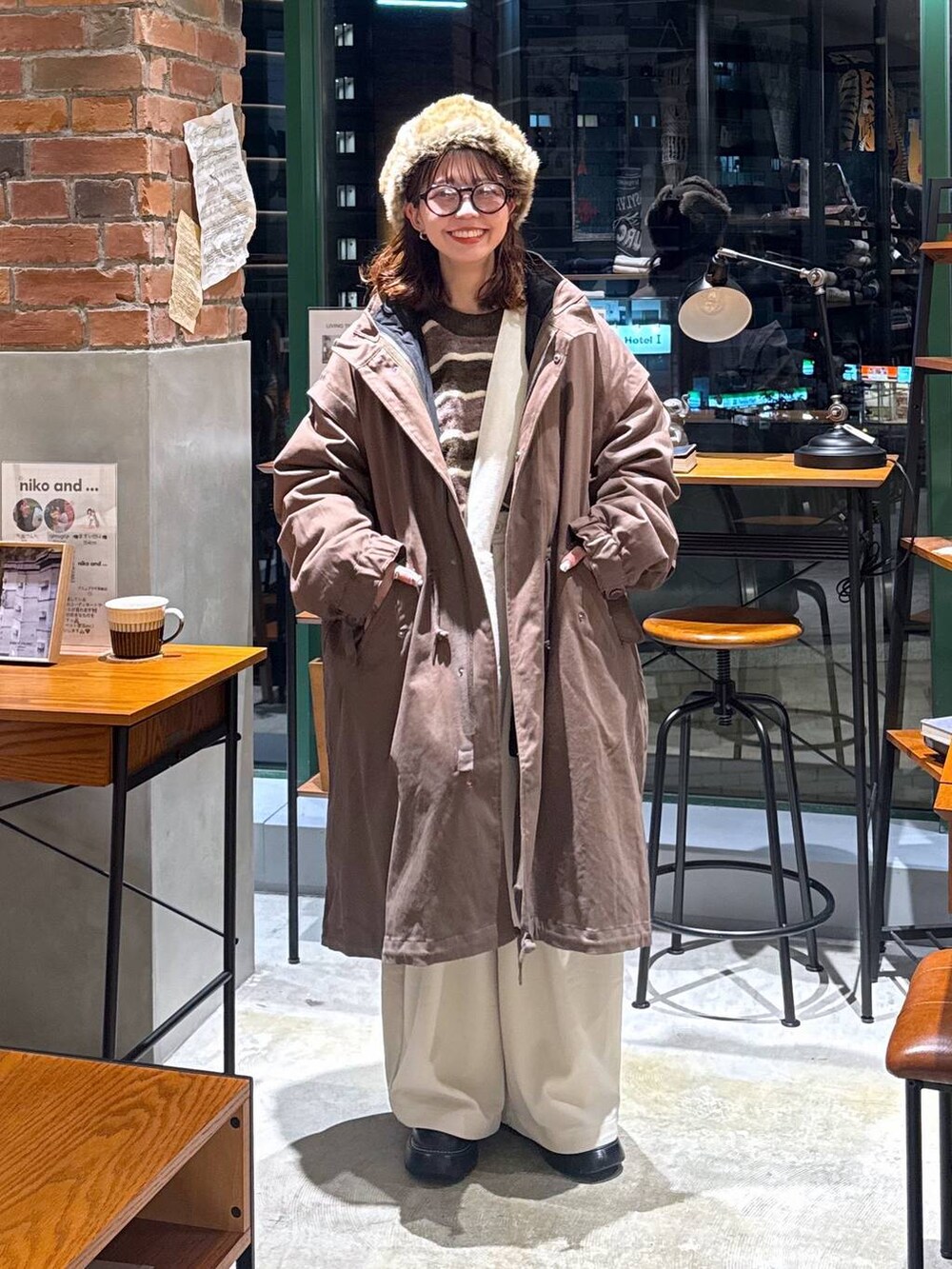 ブラウン系のニット/セーター、ホワイト系のショルダーバッグ、ベージュ系のその他パンツを着用したレディースの秋コーディネートの3枚目の写真