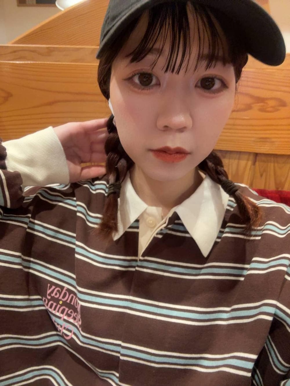 ブラウン系のTシャツ/カットソーを着用したレディースの春コーディネートの4枚目の写真