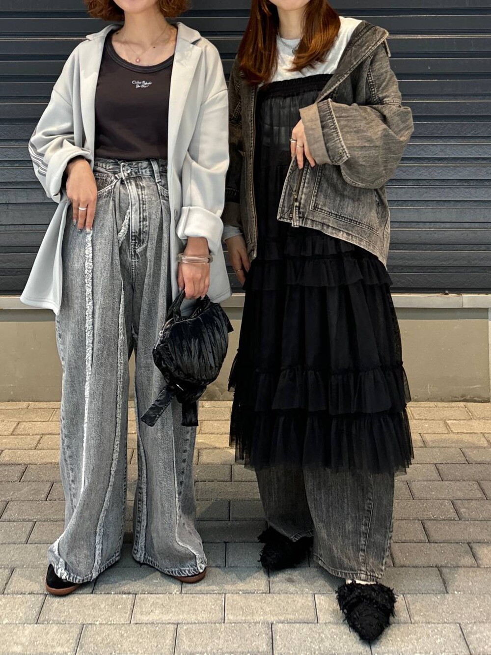 グレー系のTシャツ/カットソー、ブラック系のスカート、グレー系のデニムパンツを着用したレディースの秋コーディネートの3枚目の写真