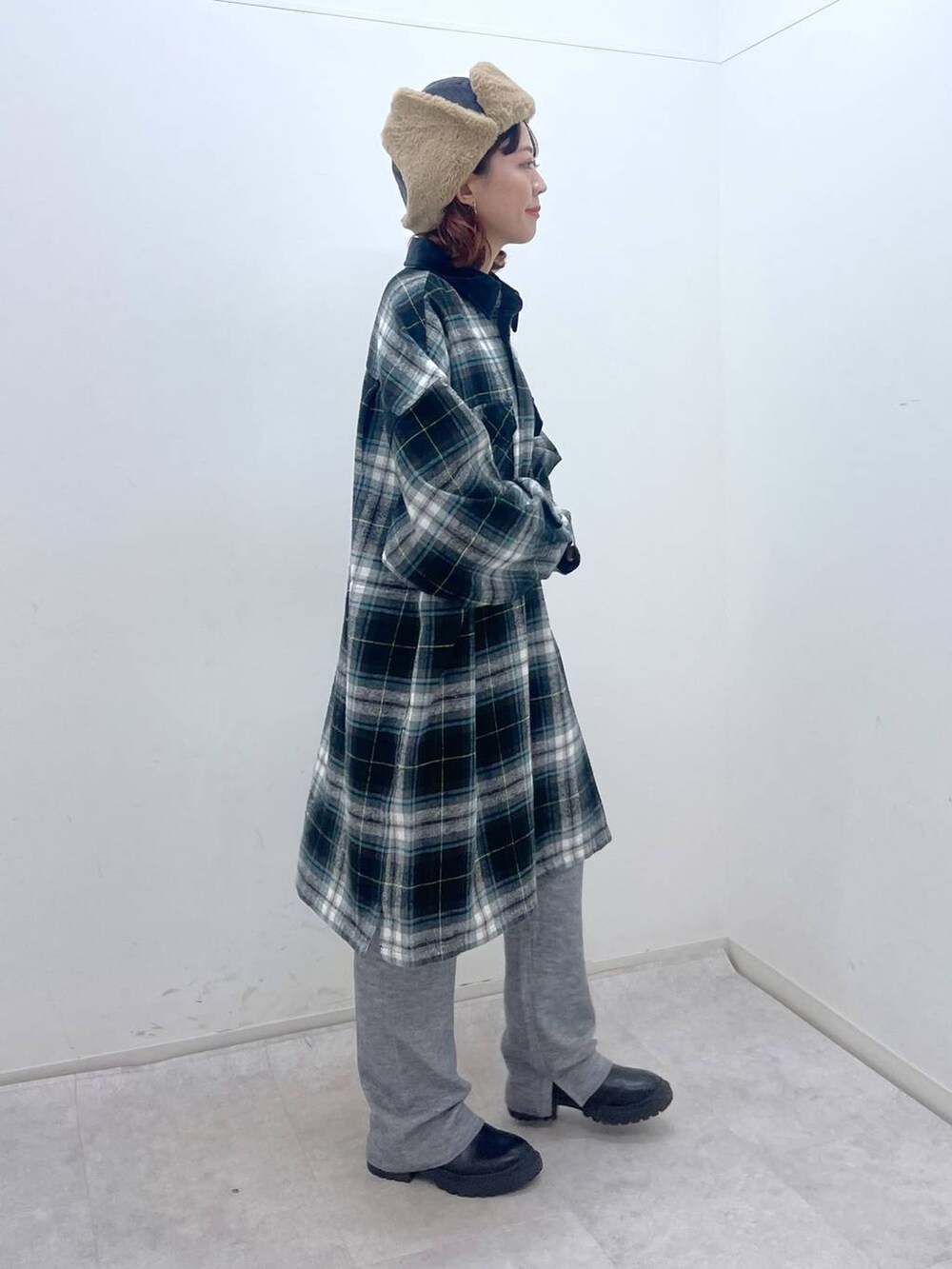 グレー系のシャツワンピース、グレー系のその他パンツ、ブラック系のブーツを着用したレディースの冬コーディネートの3枚目の写真