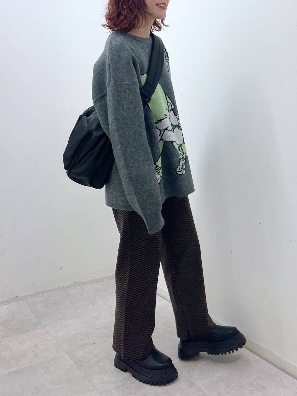 ブルー系のその他パンツ、ブラック系のブーツ、ブラック系のショルダーバッグを着用したレディースの冬コーディネートの4枚目の写真