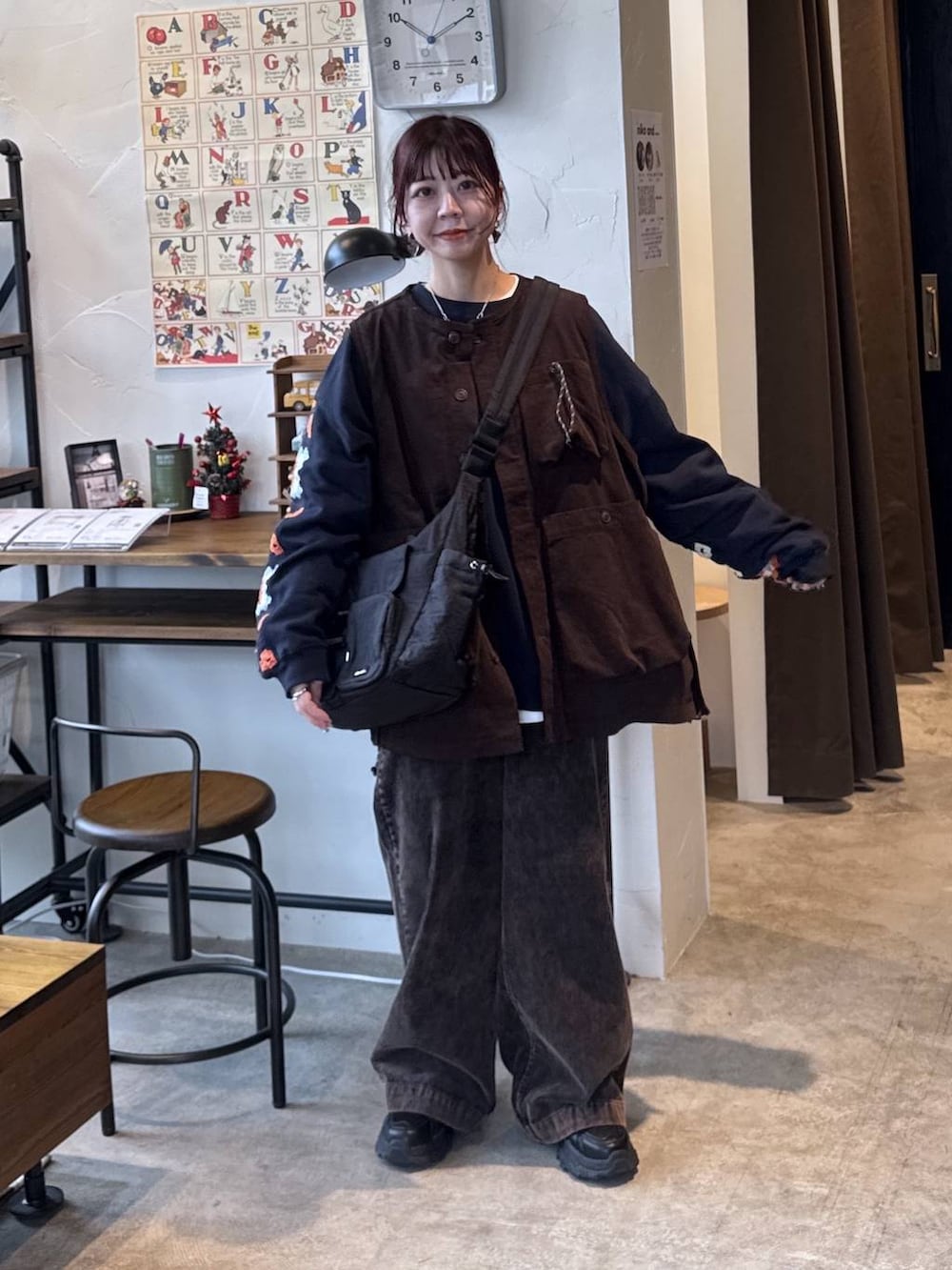 ブルー系のスウェット、ホワイト系のTシャツ/カットソー、ブラウン系のその他パンツを着用したレディースの冬コーディネートの2枚目の写真