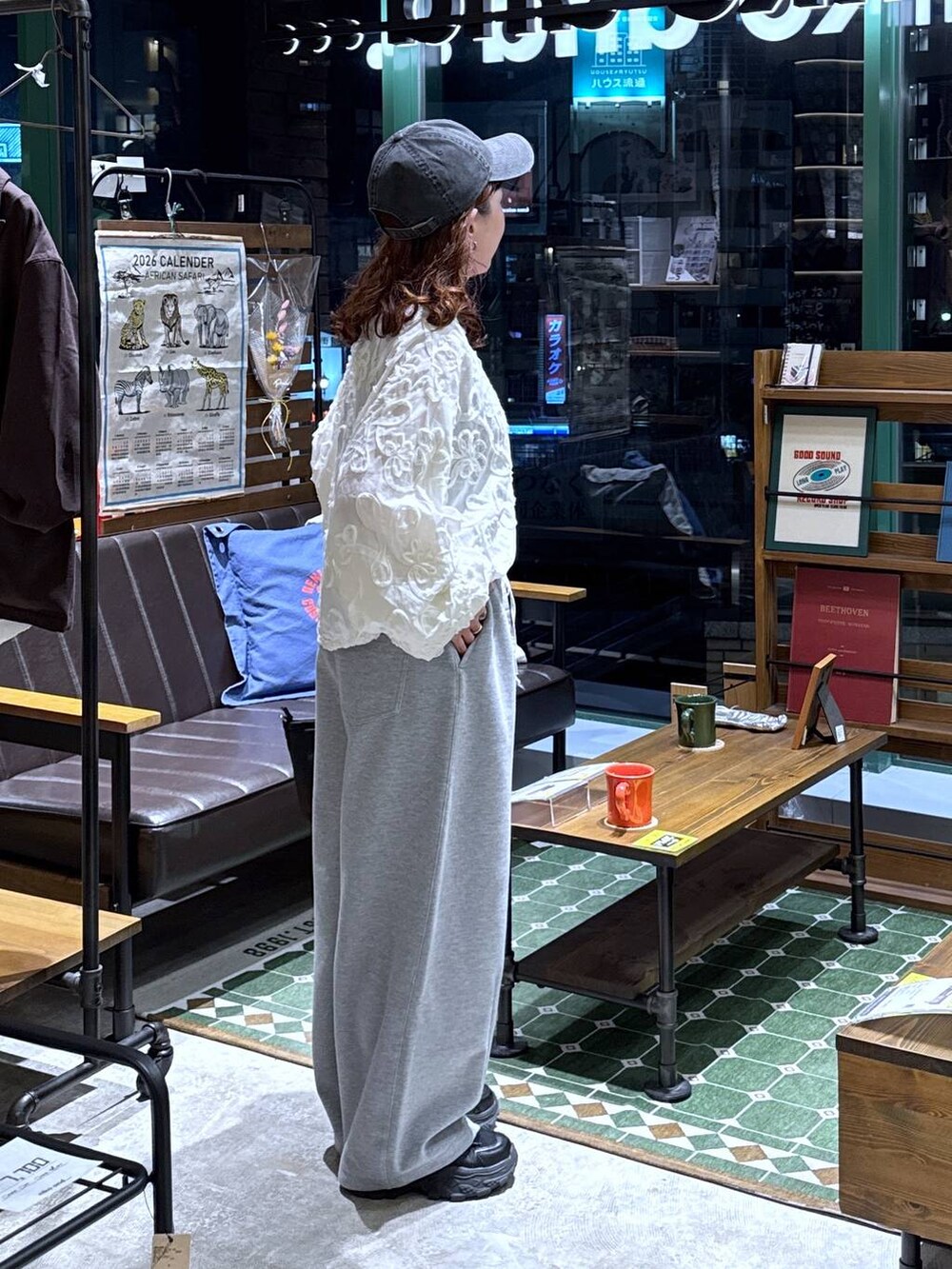 ブラック系のスニーカー、グレー系のスウェットパンツ、ホワイト系のシャツ/ブラウスを着用したレディースの春コーディネートの4枚目の写真