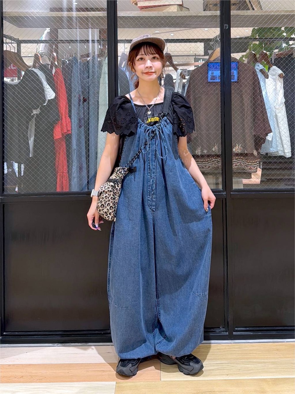 グレー系のTシャツ/カットソー、ブルー系のサロペット/オーバーオール、その他のショルダーバッグを着用したレディースの夏コーディネートの8枚目の写真