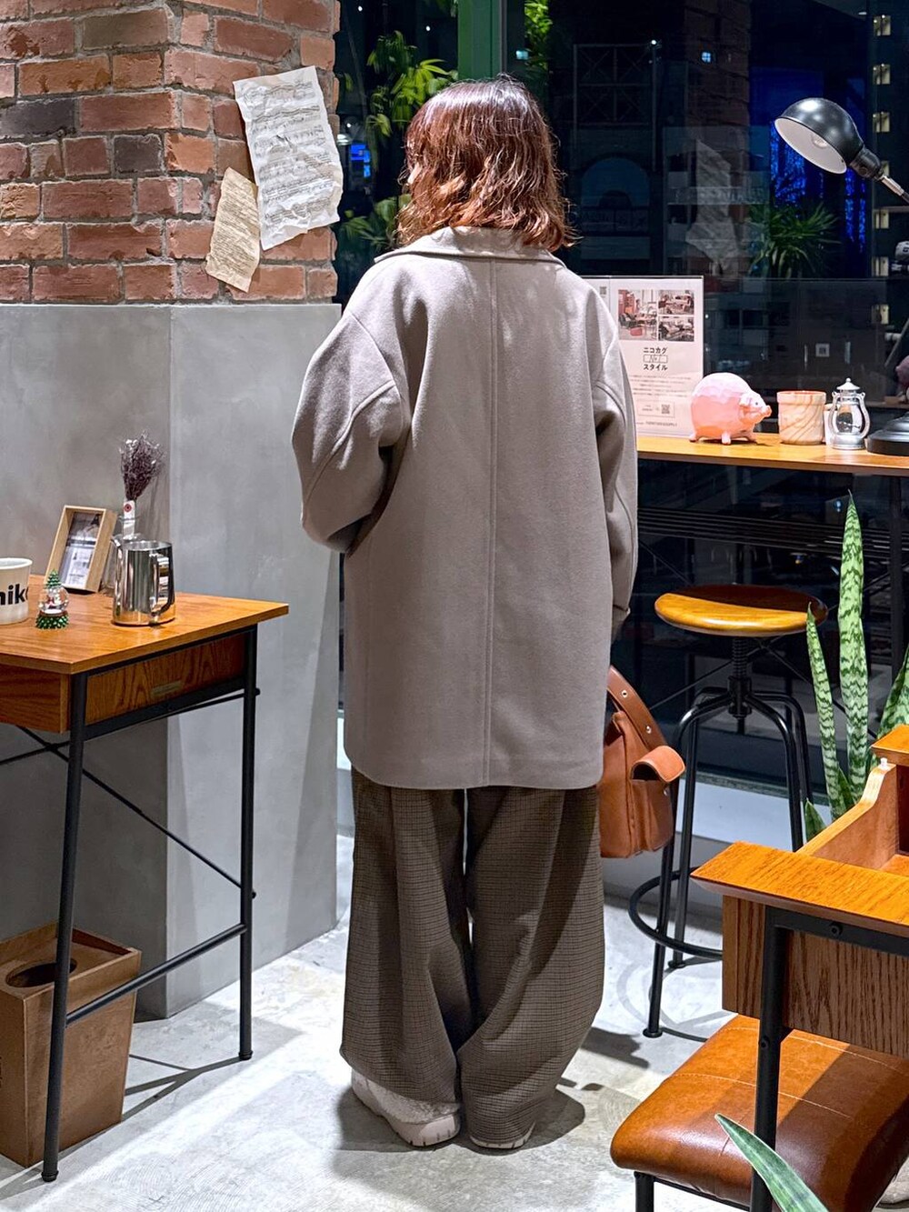 ブラウン系のその他パンツ、ブラウン系のテーラードジャケット、ベージュ系のスリッポンを着用したレディースの冬コーディネートの4枚目の写真