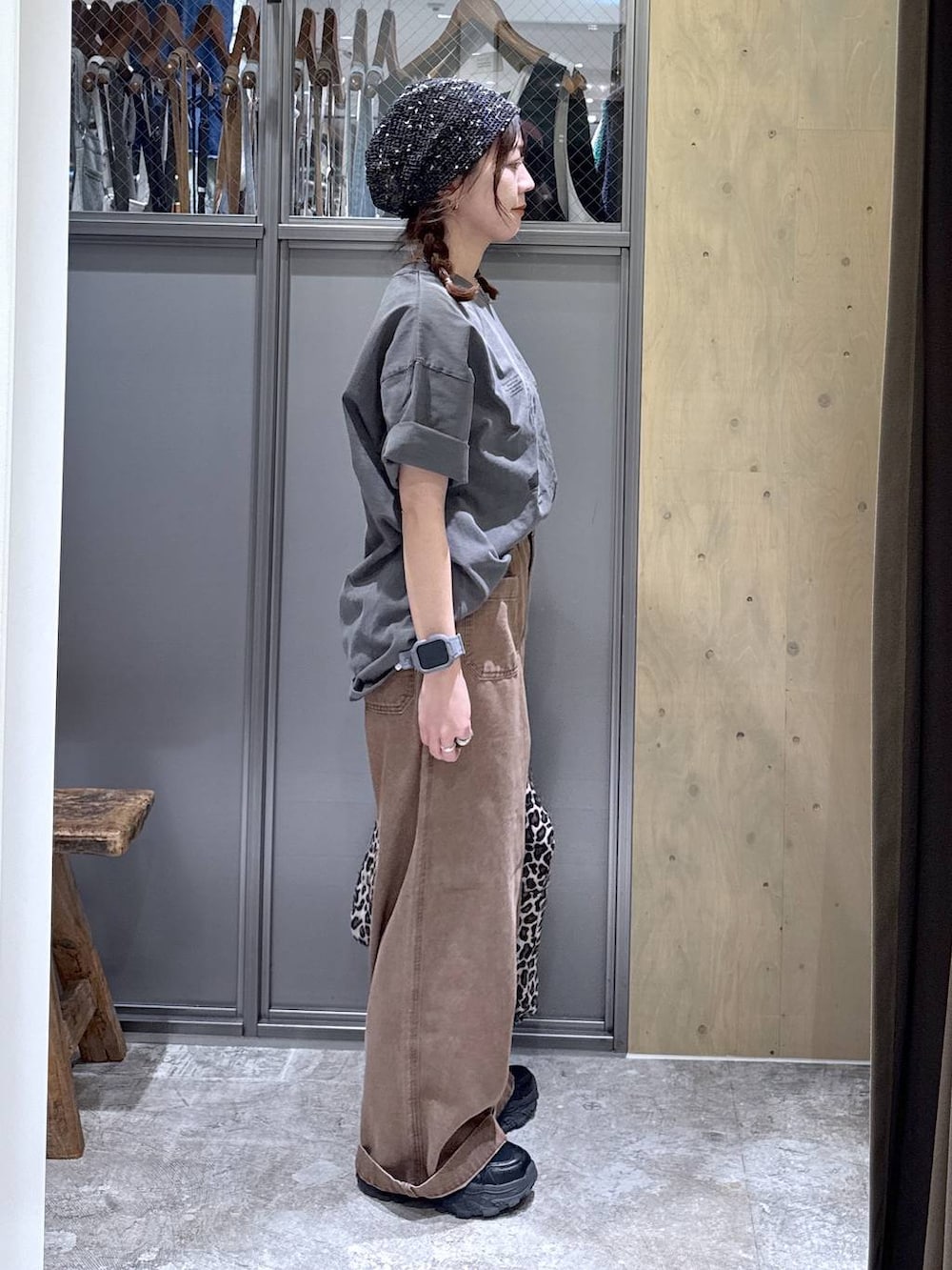 ブラック系のスニーカー、その他のトートバッグ、グレー系のTシャツ/カットソーを着用したレディースの春コーディネートの5枚目の写真