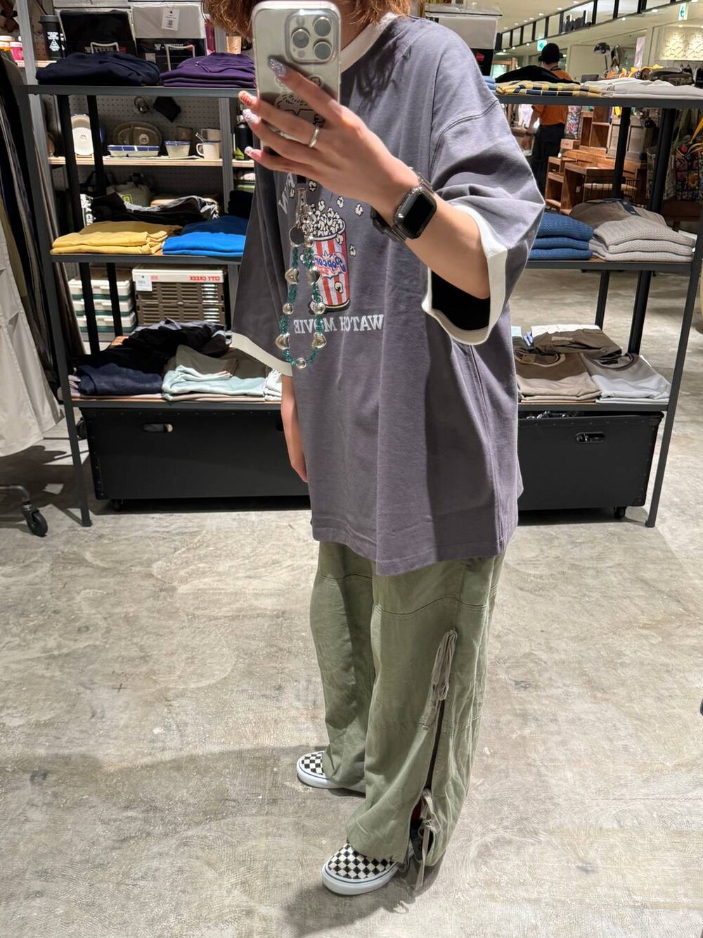 グレー系のTシャツ/カットソー、グリーン系のその他パンツを着用したレディースの春コーディネートの4枚目の写真