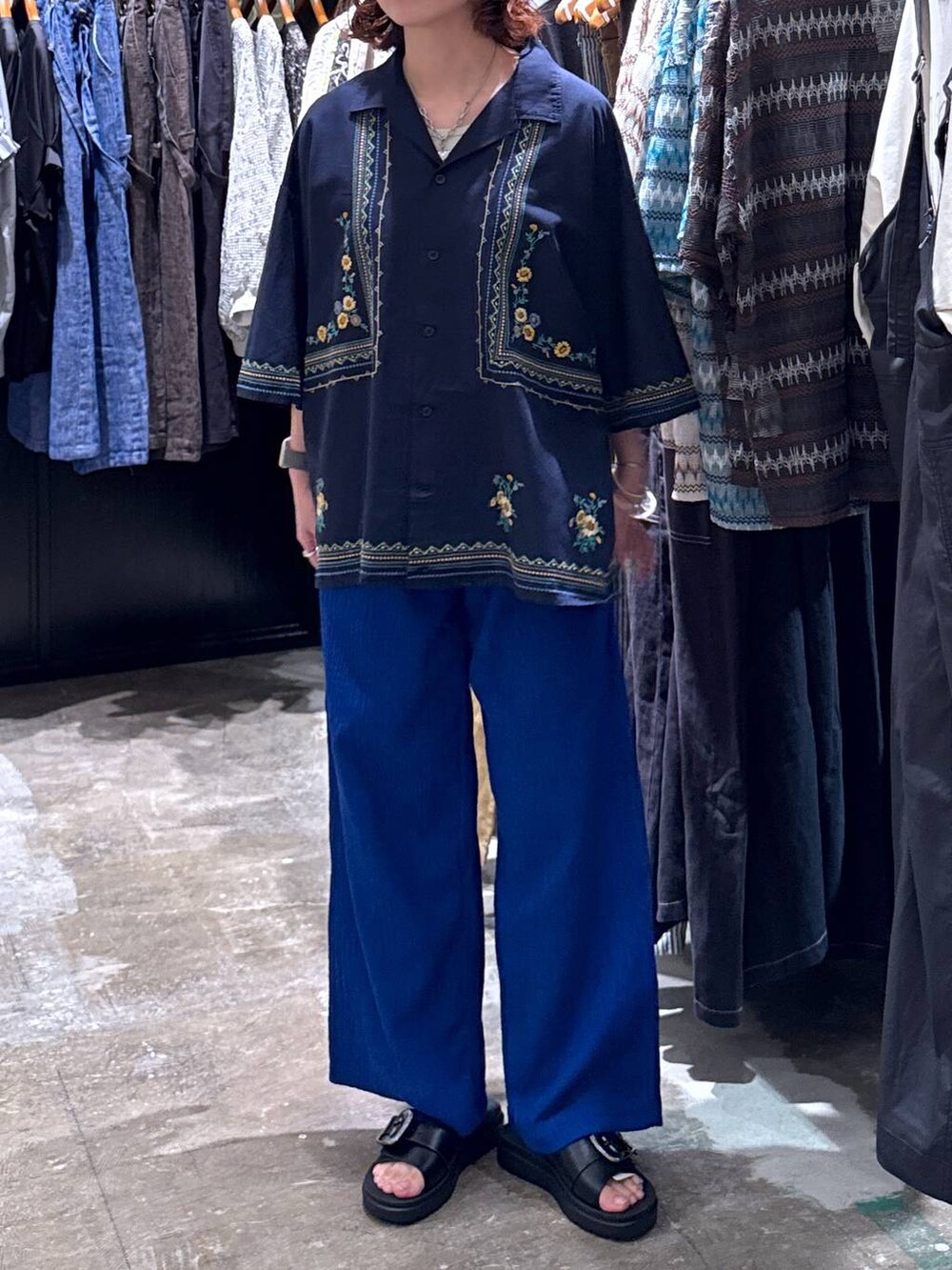 グレー系のタンクトップ、ブラック系のサンダル、ブルー系のその他パンツを着用したレディースの夏コーディネートの3枚目の写真