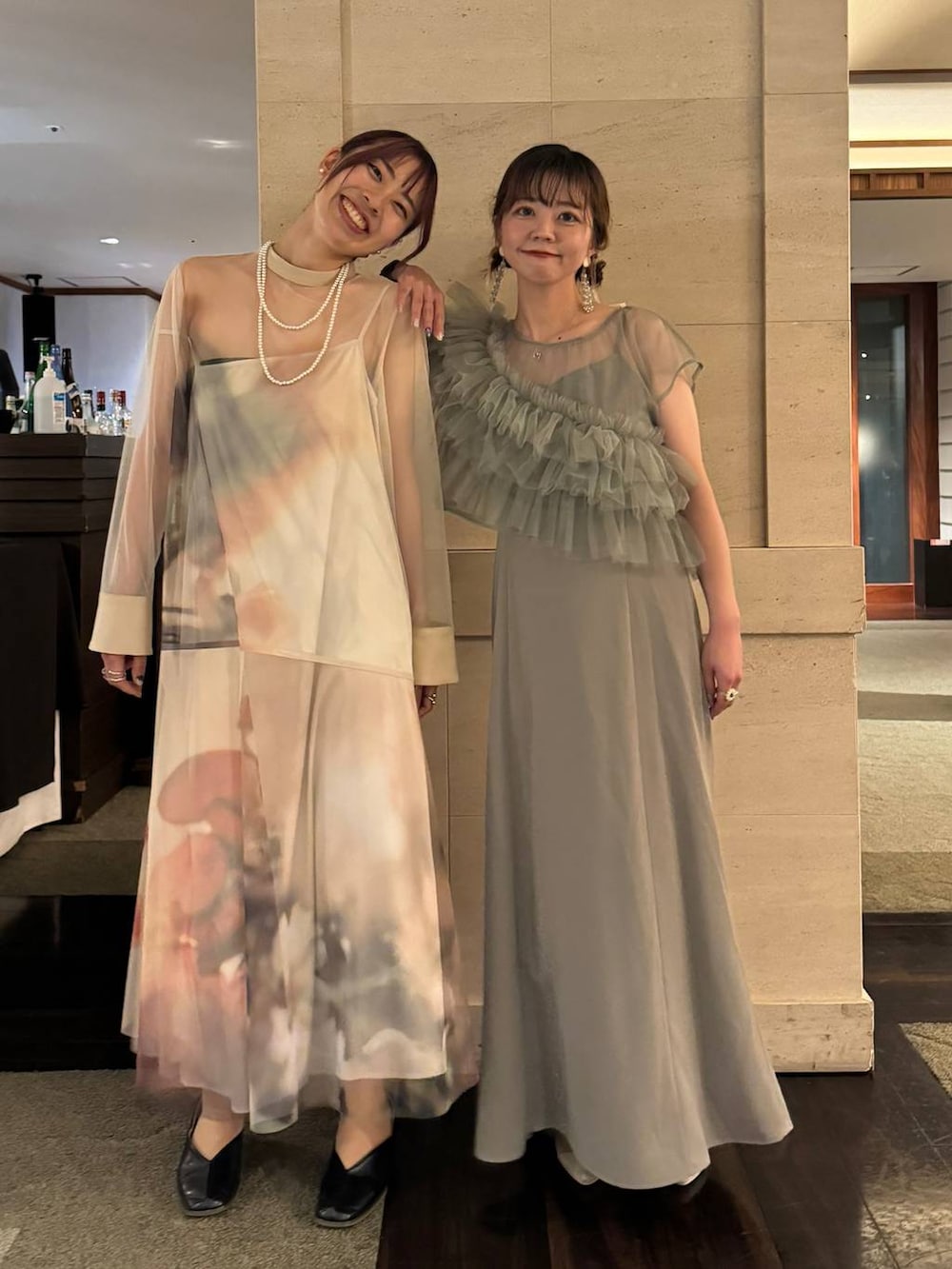 グリーン系のドレス、ブラック系のキャミソールを着用したレディースの夏コーディネートの2枚目の写真