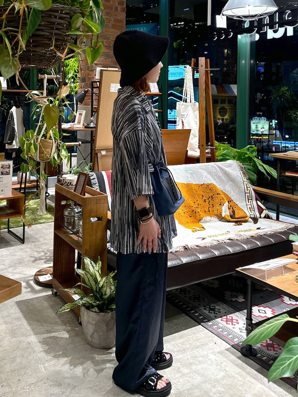 ブラック系のサンダル、ブルー系のショルダーバッグ、ブルー系のシャツ/ブラウスを着用したレディースの夏コーディネートの5枚目の写真