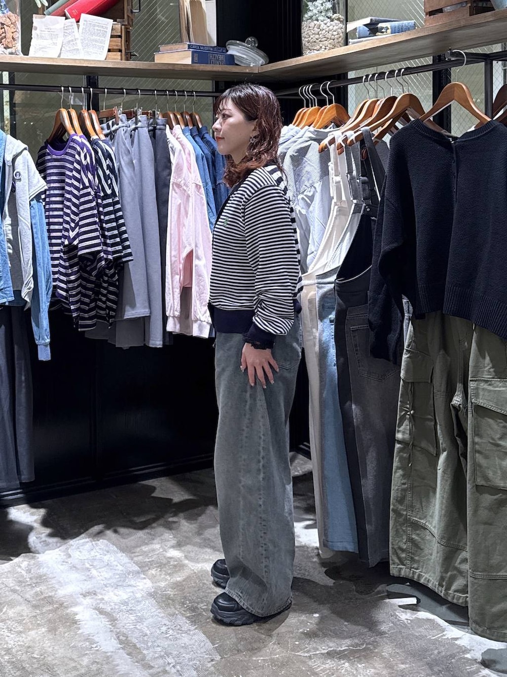 ブラック系のスニーカー、ブルー系のデニムパンツ、ブルー系のカーディガン/ボレロを着用したレディースの冬コーディネートの2枚目の写真