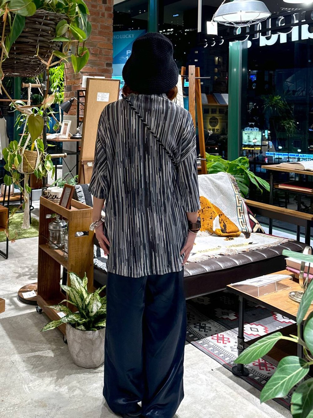 ブラック系のサンダル、ブルー系のショルダーバッグ、ブルー系のシャツ/ブラウスを着用したレディースの夏コーディネートの6枚目の写真