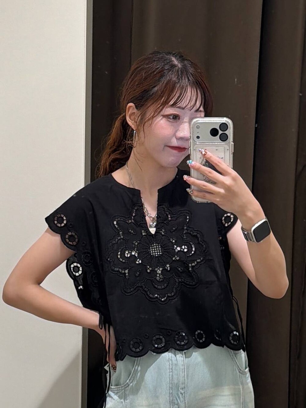 ブラック系のベスト、グリーン系のデニムパンツ、シルバー系のショルダーバッグを着用したレディースの夏コーディネートの8枚目の写真