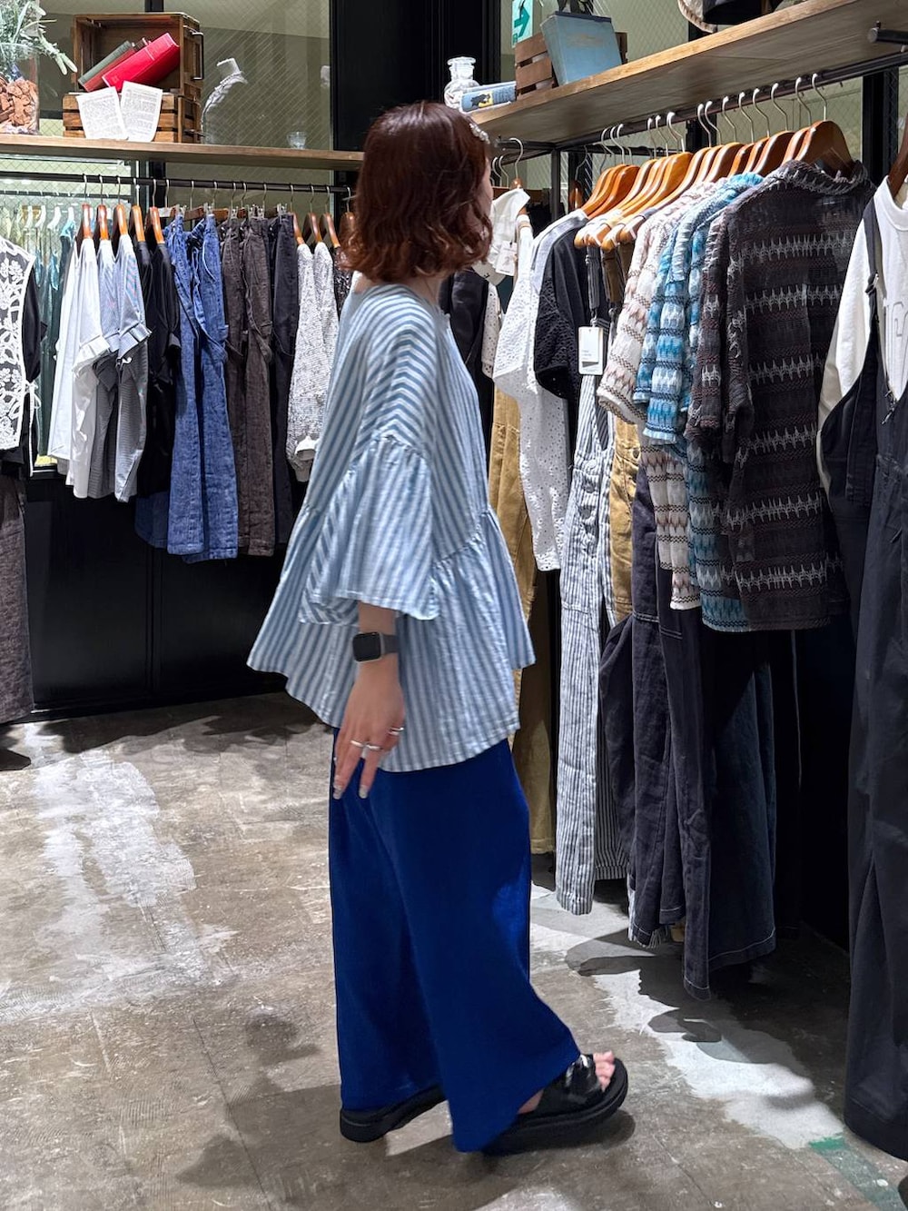 グレー系のタンクトップ、ブラック系のサンダル、ブルー系のその他パンツを着用したレディースの夏コーディネートの4枚目の写真