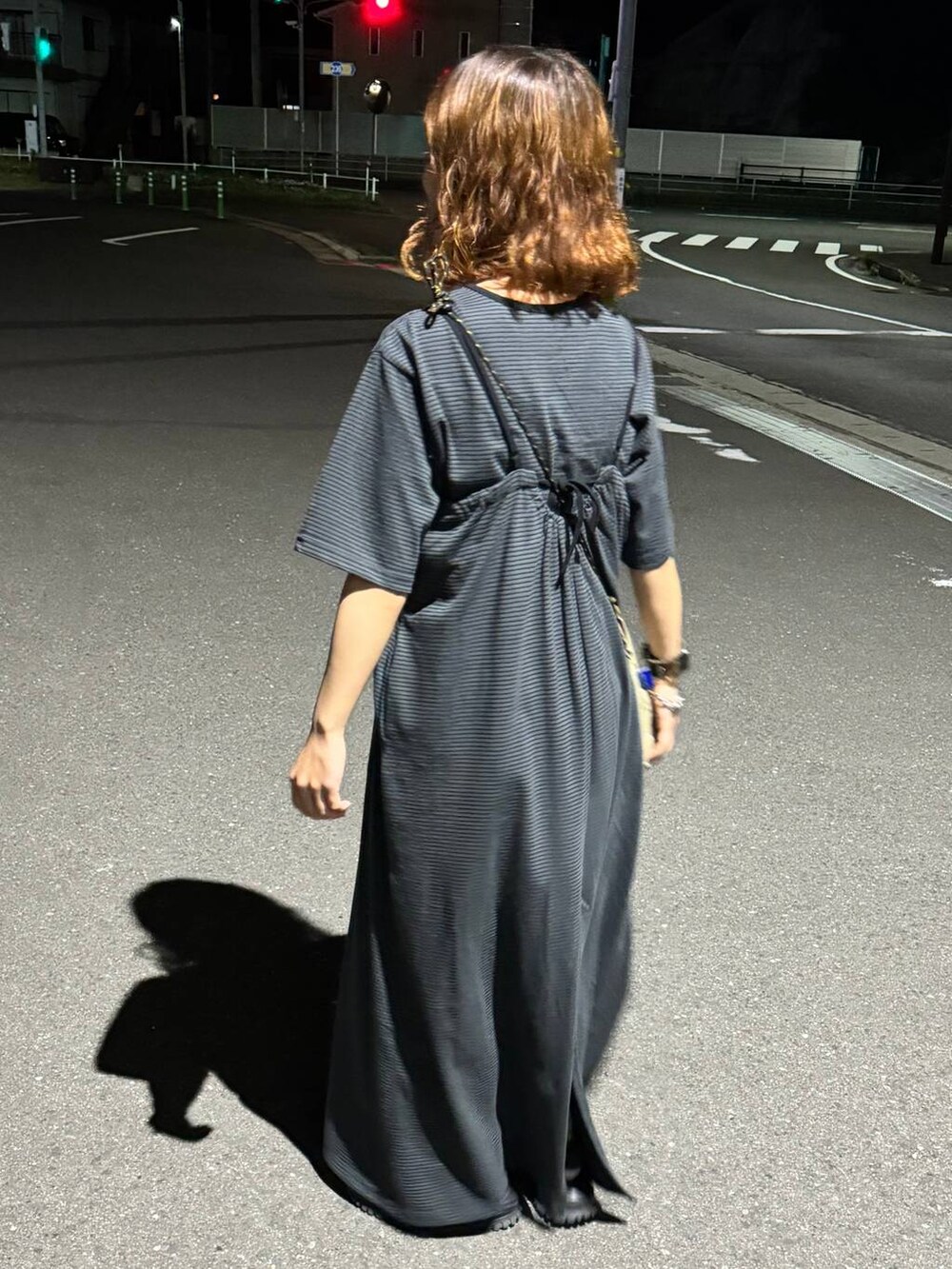 ベージュ系のショルダーバッグ、ブラック系のサンダル、その他のネックレスを着用したレディースの春コーディネートの3枚目の写真