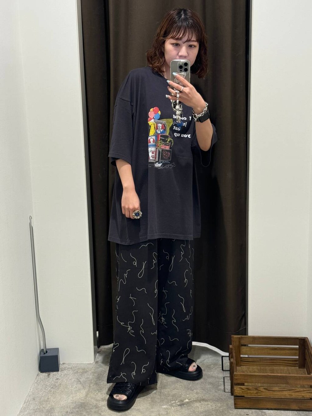 ブラック系のサンダル、グレー系のその他パンツ、グレー系のTシャツ/カットソーを着用したレディースの夏コーディネートの2枚目の写真