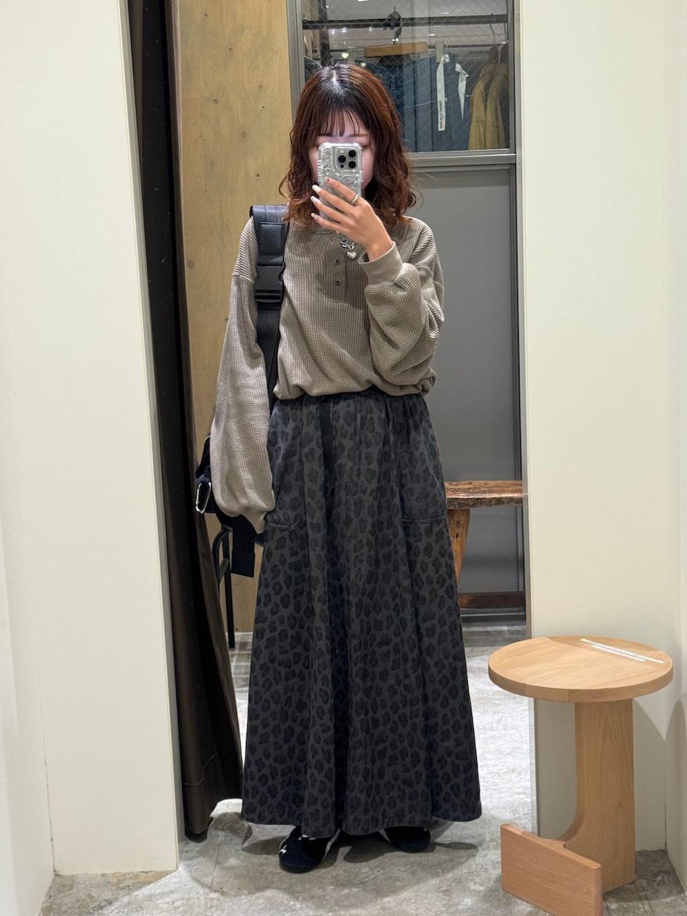 グレー系のスカート、ベージュ系のTシャツ/カットソーを着用したレディースの秋コーディネートの3枚目の写真