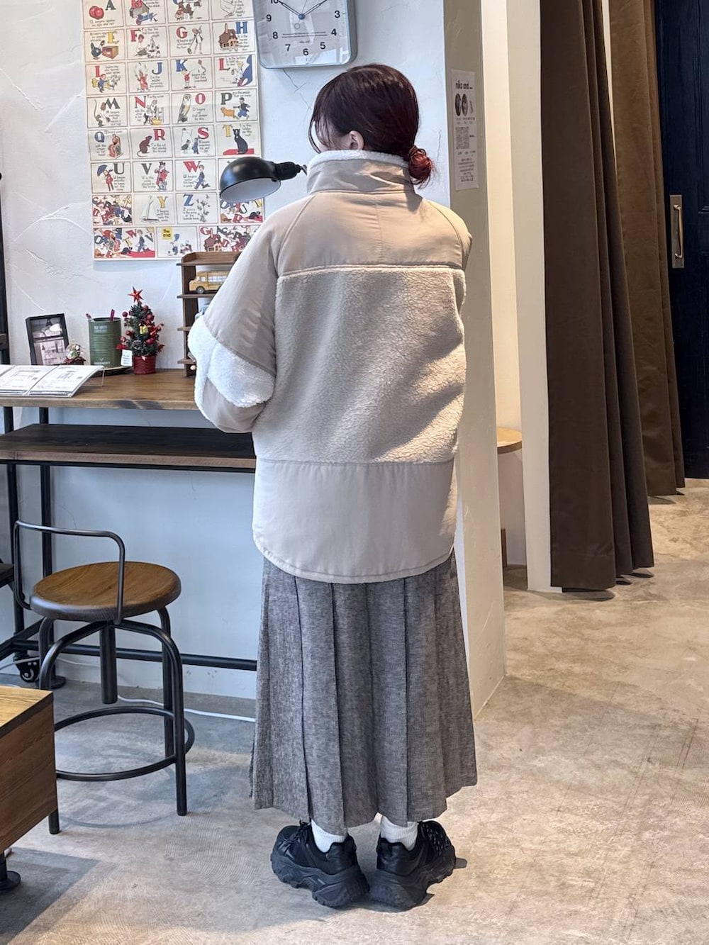 グレー系のテーラードジャケットを着用したレディースの冬コーディネートの4枚目の写真