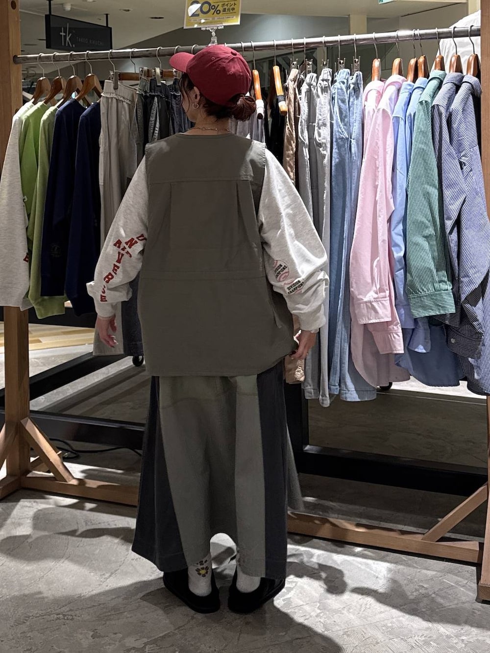 グリーン系のベスト、ブラック系のモカシン/デッキシューズ、グレー系のスウェットを着用したレディースの春コーディネートの3枚目の写真