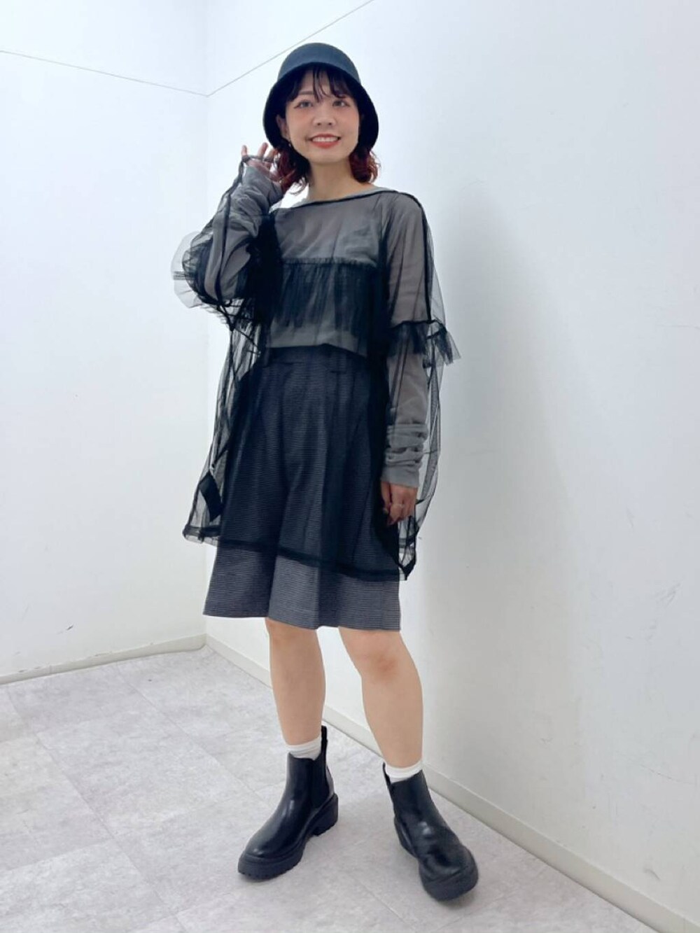 グレー系のその他パンツ、ブラック系のブーツ、ブラック系のTシャツ/カットソーを着用したレディースの冬コーディネートの2枚目の写真