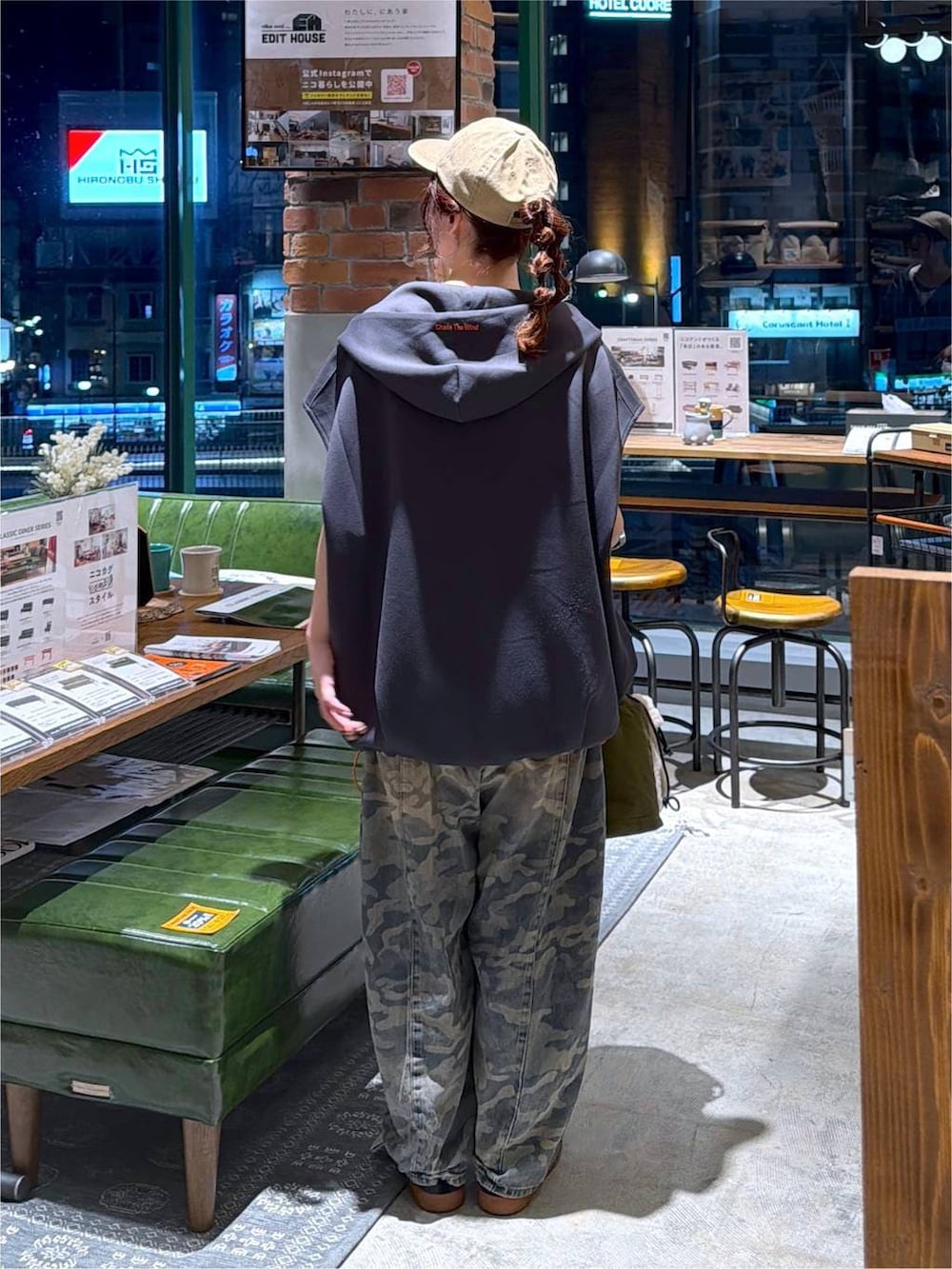 グレー系のベスト、グリーン系のデニムパンツ、グリーン系のショルダーバッグを着用したレディースの夏コーディネートの4枚目の写真