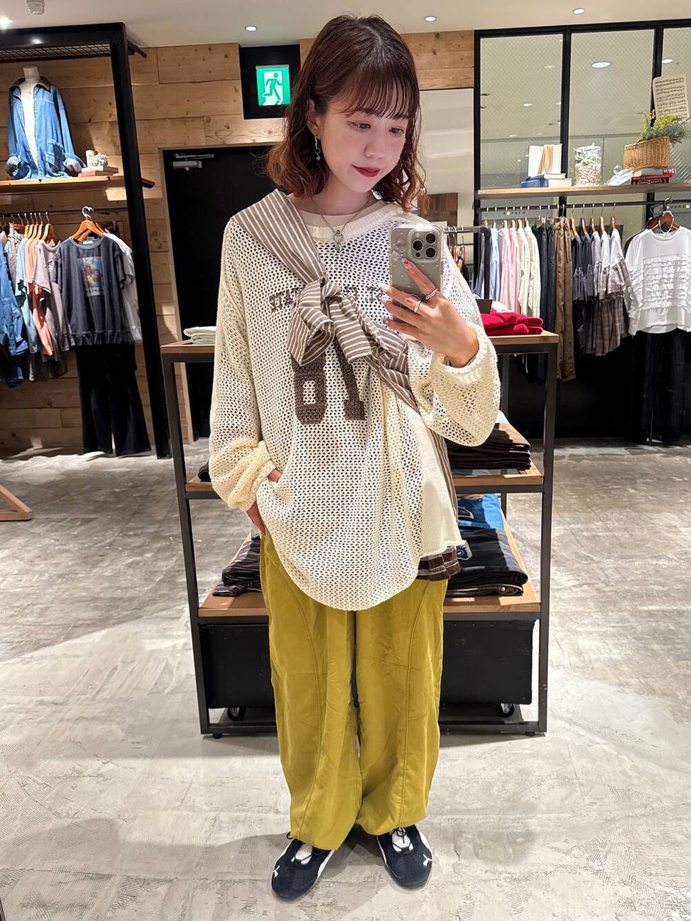 ブラウン系のシャツ/ブラウス、イエロー系のその他パンツ、ベージュ系のTシャツ/カットソーを着用したレディースの秋コーディネートの2枚目の写真