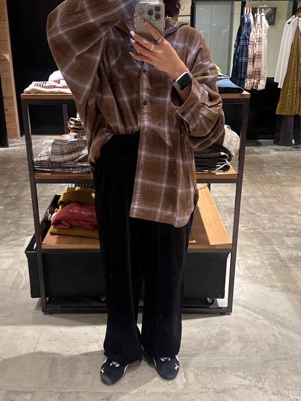 ブラウン系のシャツ/ブラウス、ブラック系のその他パンツを着用したレディースの秋コーディネートの2枚目の写真