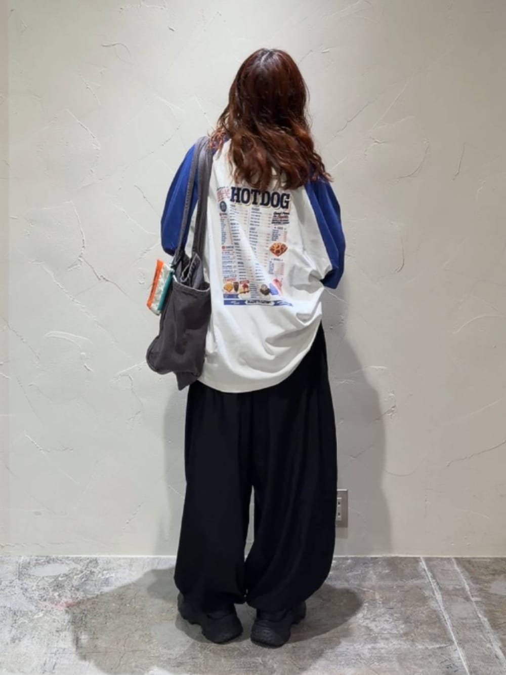 グレー系のトートバッグ、ブルー系のTシャツ/カットソー、ブラック系のその他パンツを着用したレディースの夏コーディネートの4枚目の写真