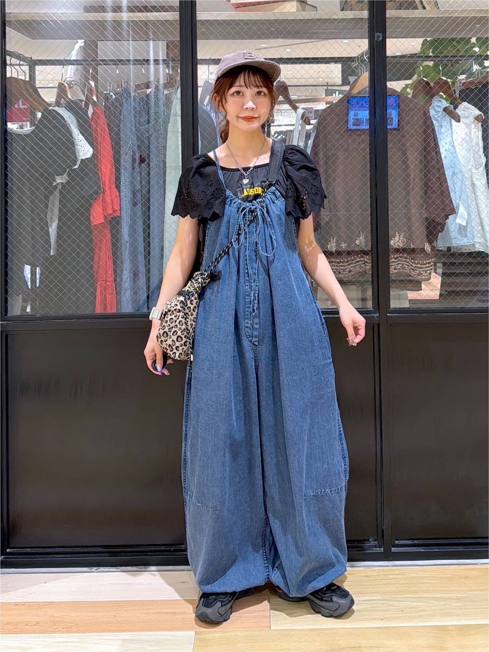 グレー系のTシャツ/カットソー、ブルー系のサロペット/オーバーオール、その他のショルダーバッグを着用したレディースの夏コーディネートの6枚目の写真