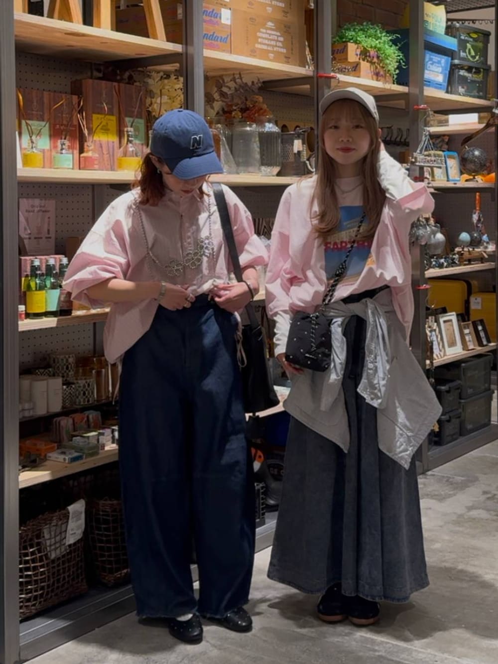 「メンズライク、低身長、カジュアル、niko and ...、リンクコーデ、おでかけ、春コーデ」｜「niko and...のマーセドロストリボンシャツ（シャツ/ブラウス、ピンク系）」を使った、おでんさん（レディース・152cm）の春コーディネートの3枚目の写真