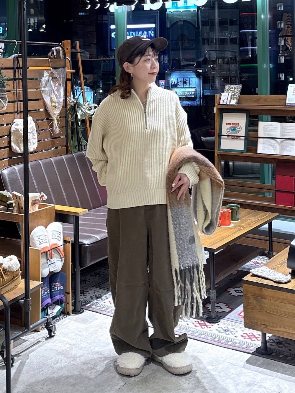 ベージュ系のスリッポン、ブラウン系のその他パンツ、ベージュ系のニット/セーターを着用したレディースの秋コーディネートの3枚目の写真