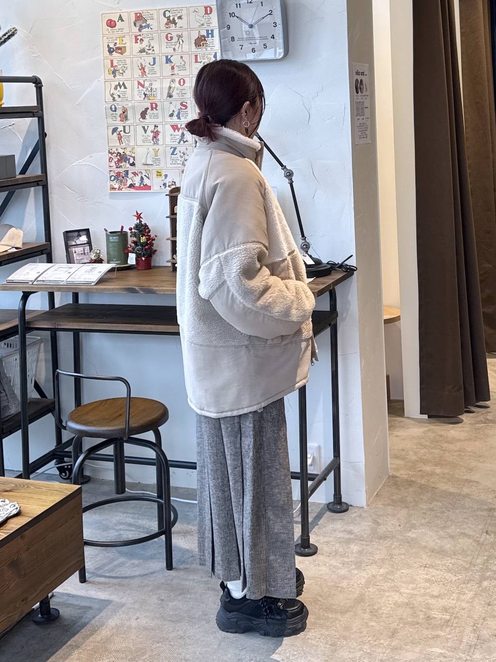 グレー系のテーラードジャケットを着用したレディースの冬コーディネートの5枚目の写真