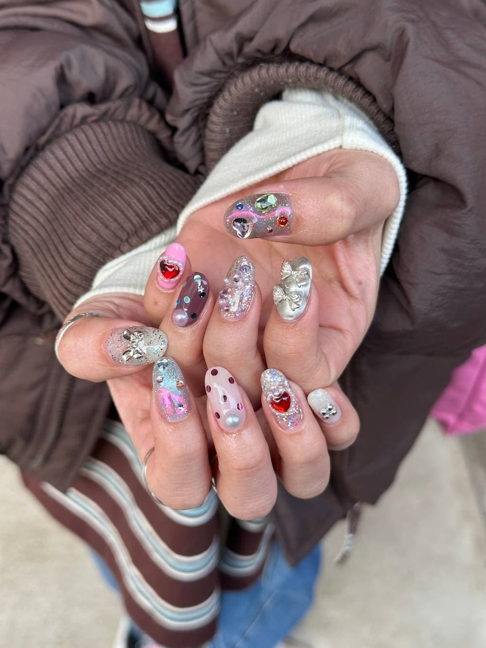 ブラウン系のTシャツ/カットソーを着用したレディースの春コーディネートの3枚目の写真