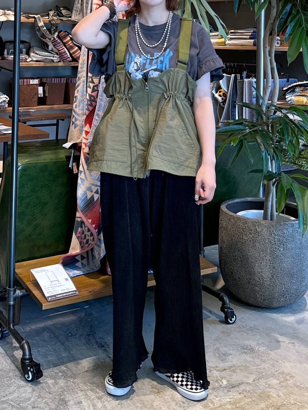 ブラック系のその他パンツ、グレー系のTシャツ/カットソーを着用したレディースの春コーディネートの6枚目の写真