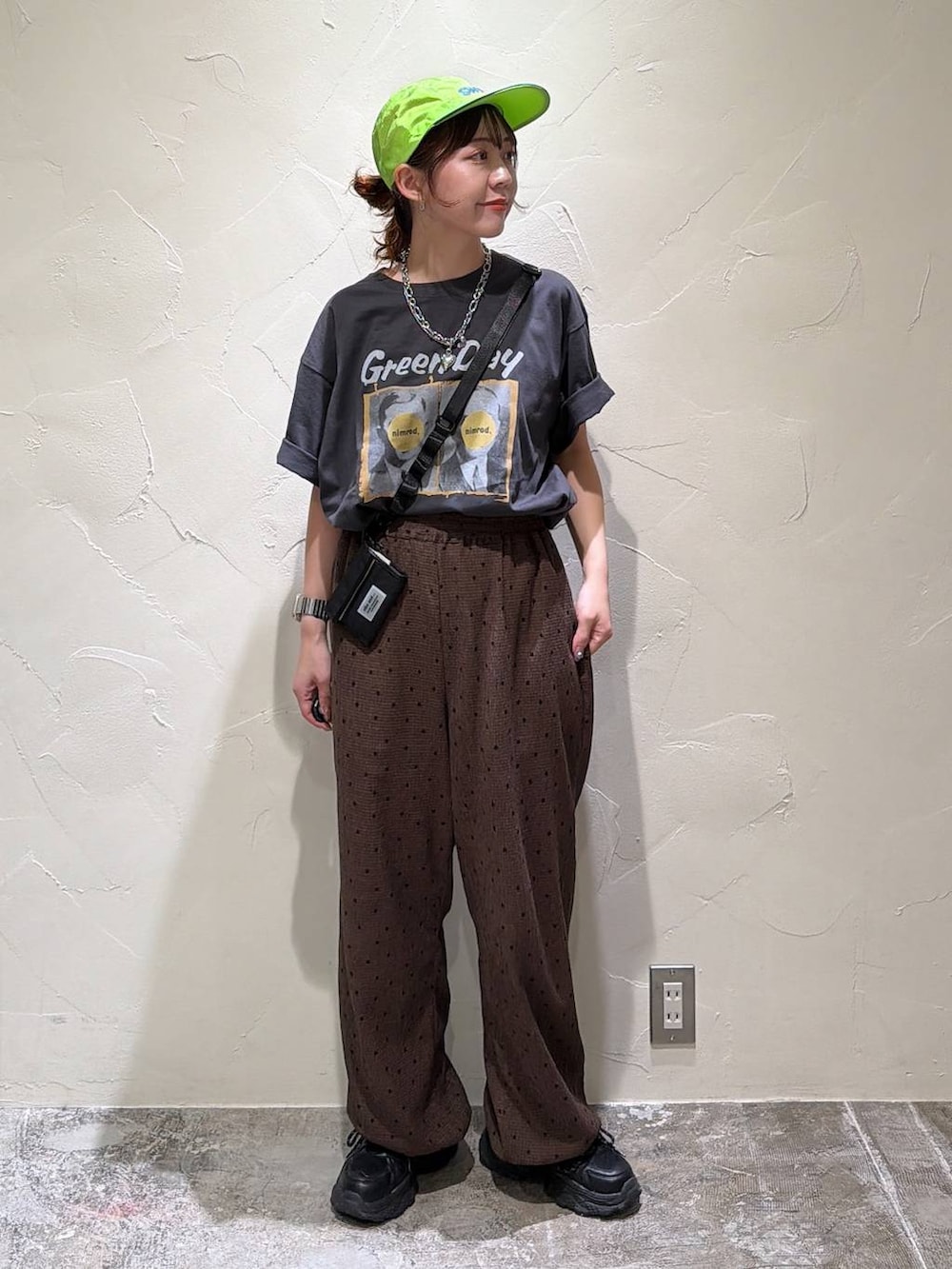 ブラウン系のその他パンツ、グレー系のTシャツ/カットソー、ブラック系の財布を着用したレディースの夏コーディネートの2枚目の写真